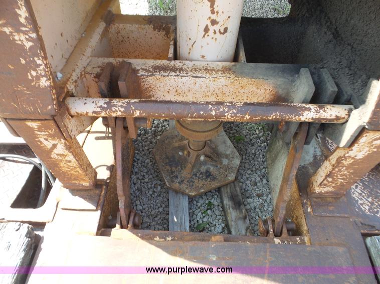 image for item K3596 1982 Eager Beaver lowboy equipment trailer