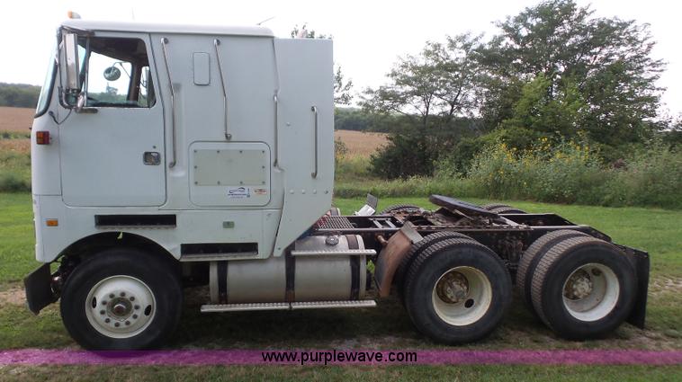 image for item K3607 1993 Volvo WHL semi truck