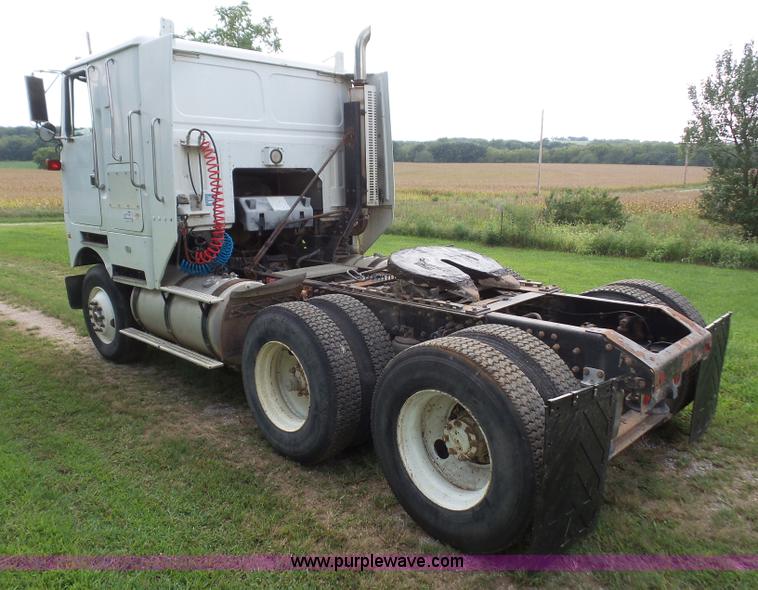 image for item K3607 1993 Volvo WHL semi truck