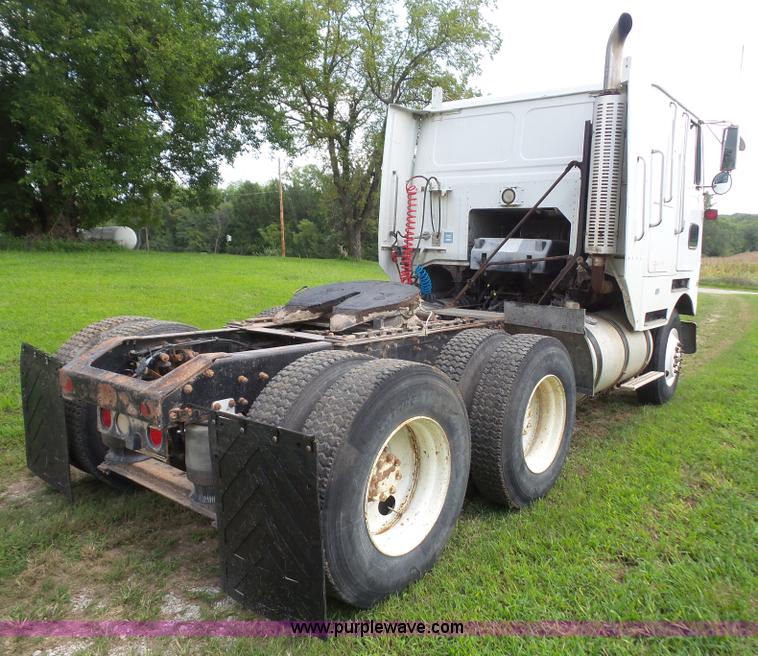 image for item K3607 1993 Volvo WHL semi truck