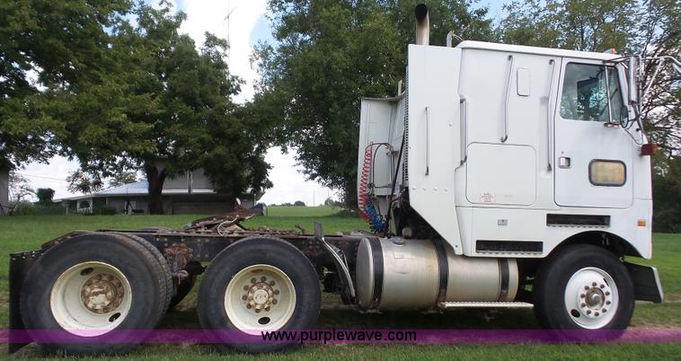 image for item K3607 1993 Volvo WHL semi truck
