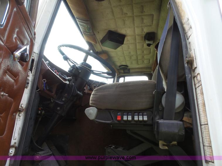 image for item K3607 1993 Volvo WHL semi truck