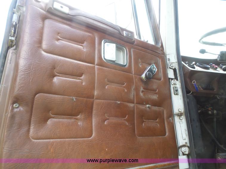 image for item K3607 1993 Volvo WHL semi truck