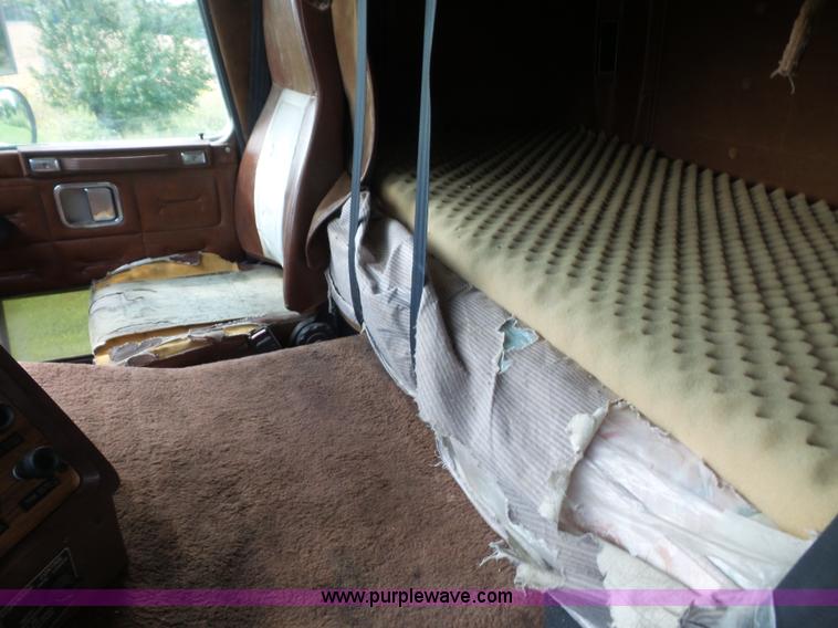 image for item K3607 1993 Volvo WHL semi truck