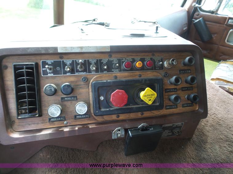 image for item K3607 1993 Volvo WHL semi truck