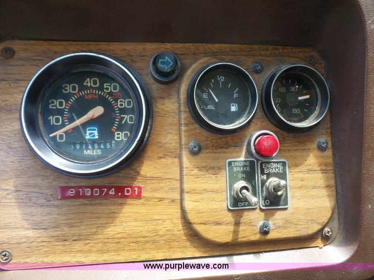 image for item K3607 1993 Volvo WHL semi truck