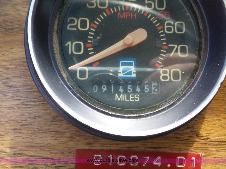 image for item K3607 1993 Volvo WHL semi truck