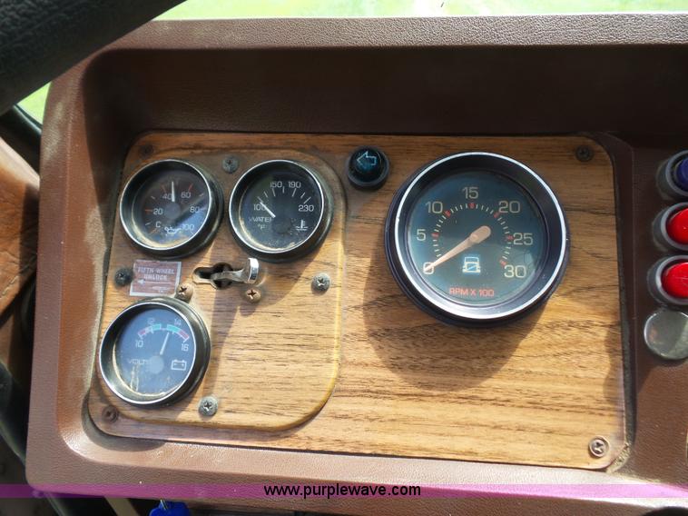 image for item K3607 1993 Volvo WHL semi truck