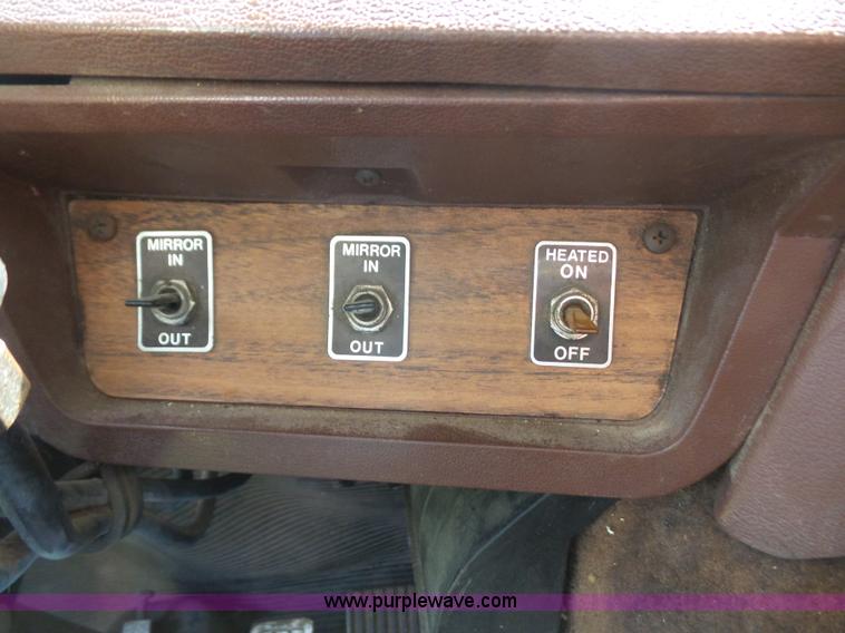 image for item K3607 1993 Volvo WHL semi truck