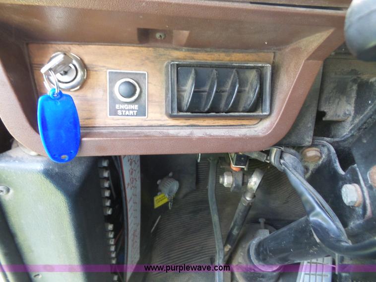 image for item K3607 1993 Volvo WHL semi truck