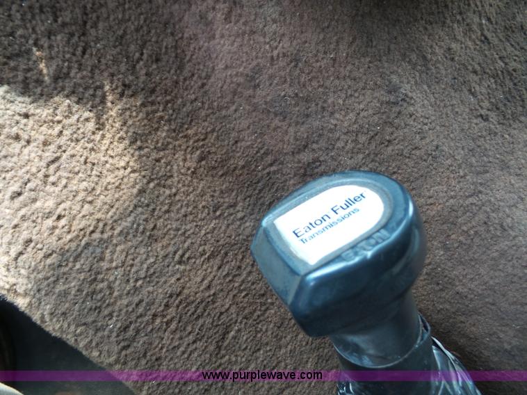 image for item K3607 1993 Volvo WHL semi truck