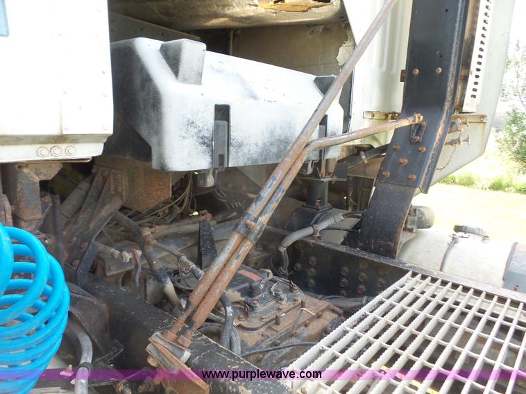 image for item K3607 1993 Volvo WHL semi truck