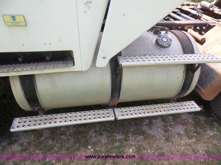 image for item K3607 1993 Volvo WHL semi truck