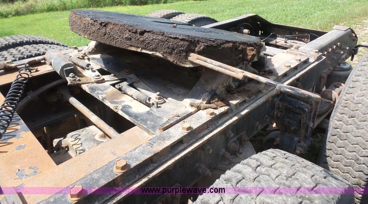 image for item K3607 1993 Volvo WHL semi truck