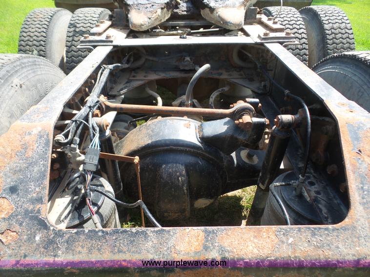 image for item K3607 1993 Volvo WHL semi truck