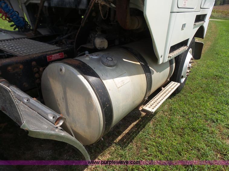 image for item K3607 1993 Volvo WHL semi truck