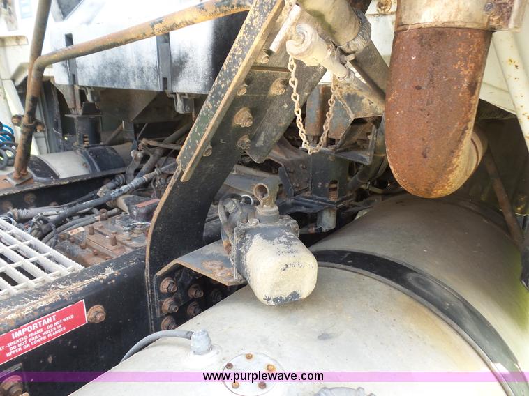 image for item K3607 1993 Volvo WHL semi truck