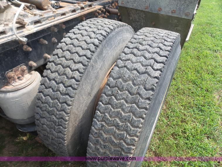 image for item K3607 1993 Volvo WHL semi truck