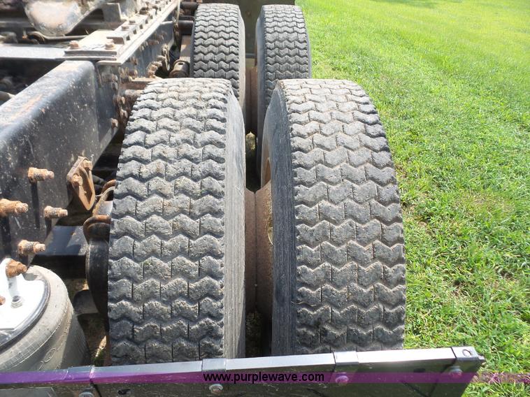 image for item K3607 1993 Volvo WHL semi truck