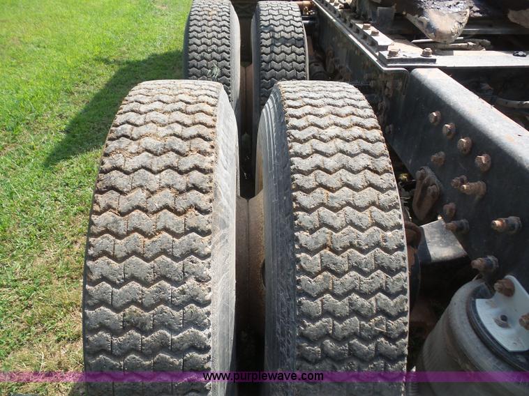 image for item K3607 1993 Volvo WHL semi truck