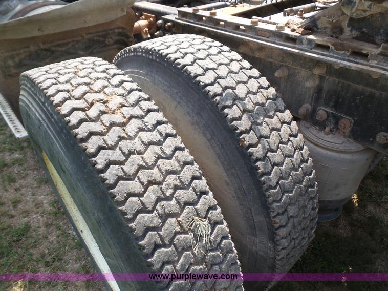 image for item K3607 1993 Volvo WHL semi truck