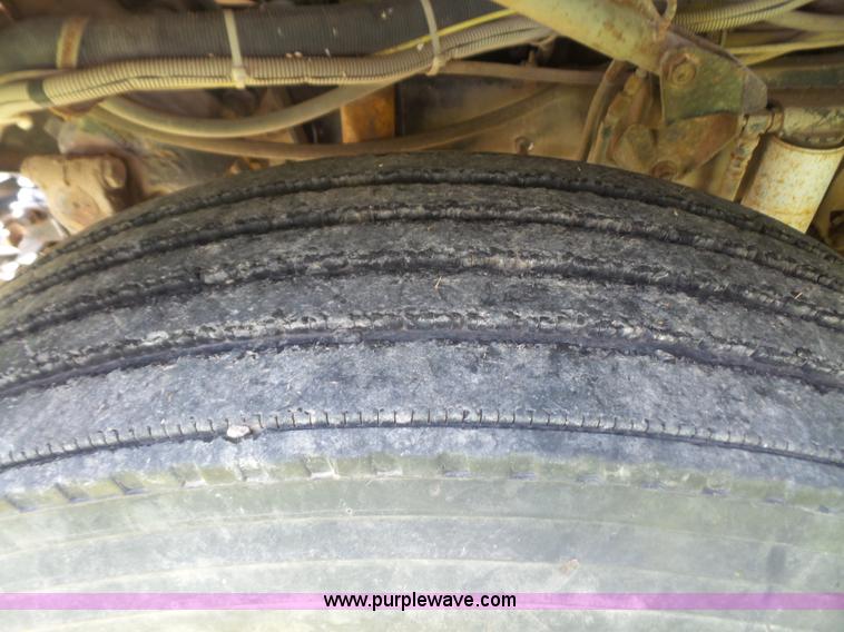 image for item K3607 1993 Volvo WHL semi truck