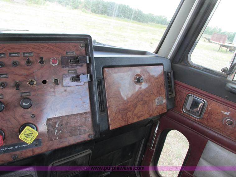 image for item K4117 1997 Peterbilt 379 semi truck