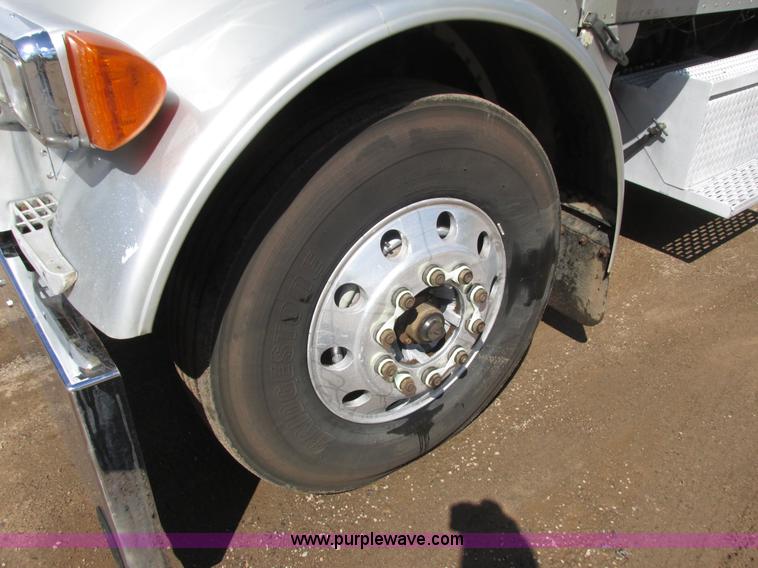 image for item K4157 2000 Peterbilt 379 semi truck