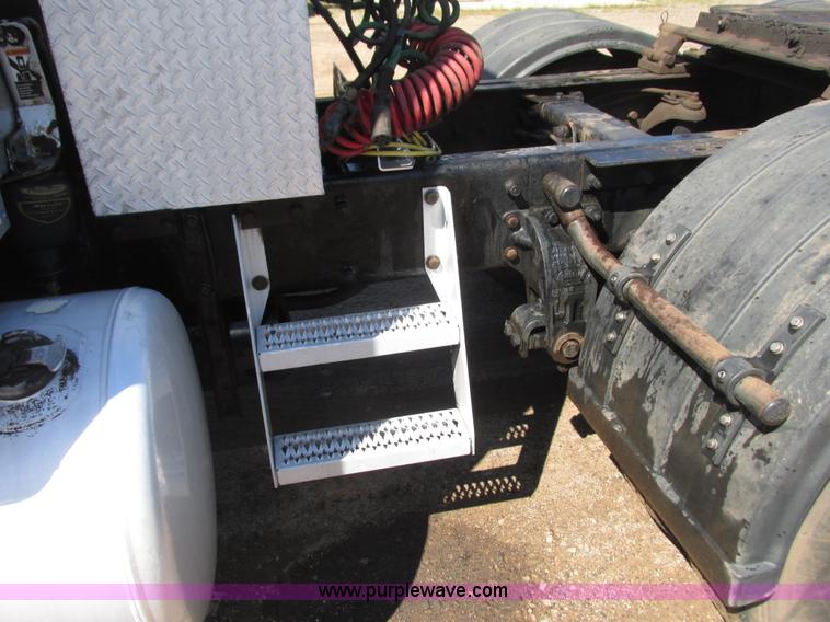 image for item K4157 2000 Peterbilt 379 semi truck