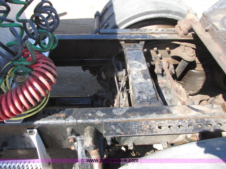 image for item K4157 2000 Peterbilt 379 semi truck