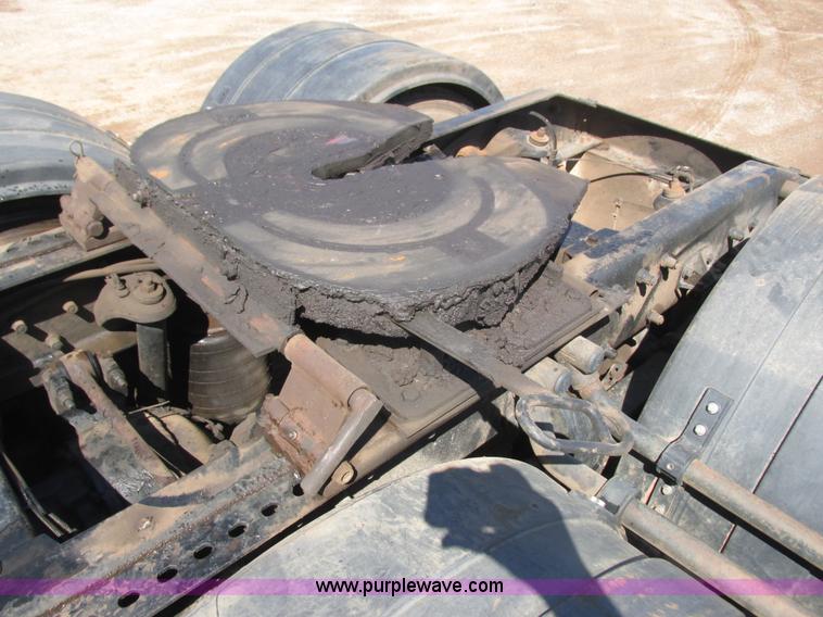 image for item K4157 2000 Peterbilt 379 semi truck