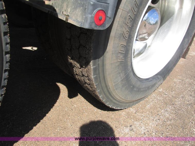 image for item K4157 2000 Peterbilt 379 semi truck