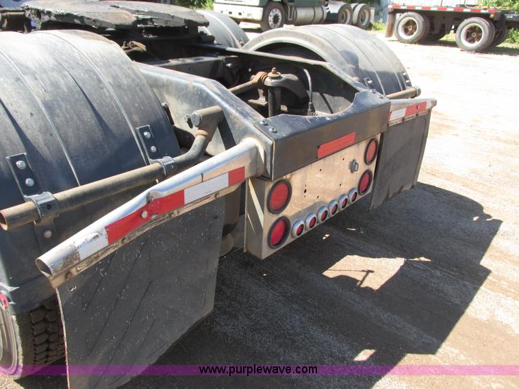 image for item K4157 2000 Peterbilt 379 semi truck