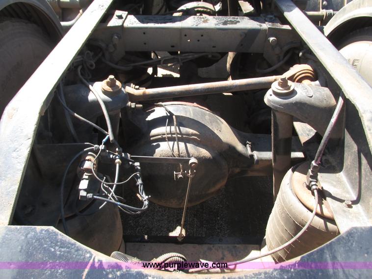 image for item K4157 2000 Peterbilt 379 semi truck