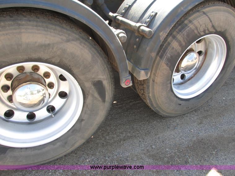 image for item K4157 2000 Peterbilt 379 semi truck