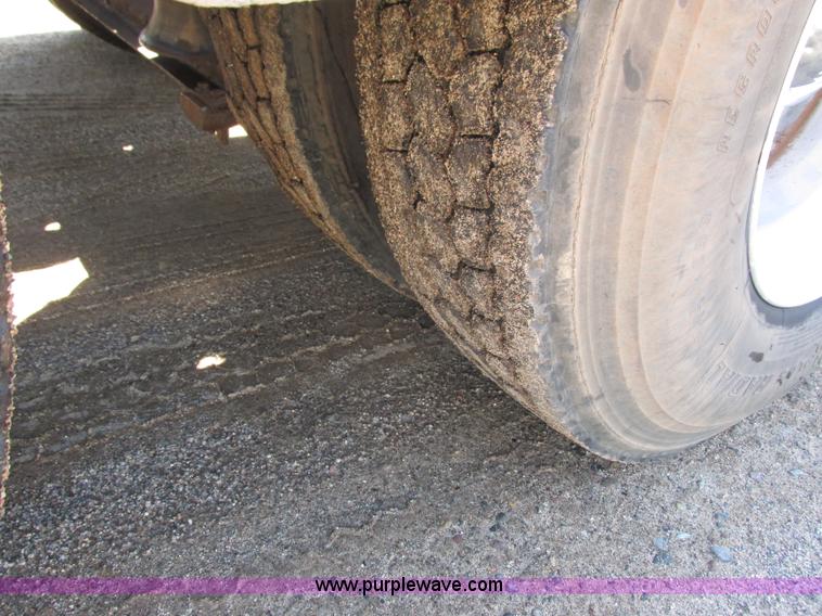 image for item K4157 2000 Peterbilt 379 semi truck