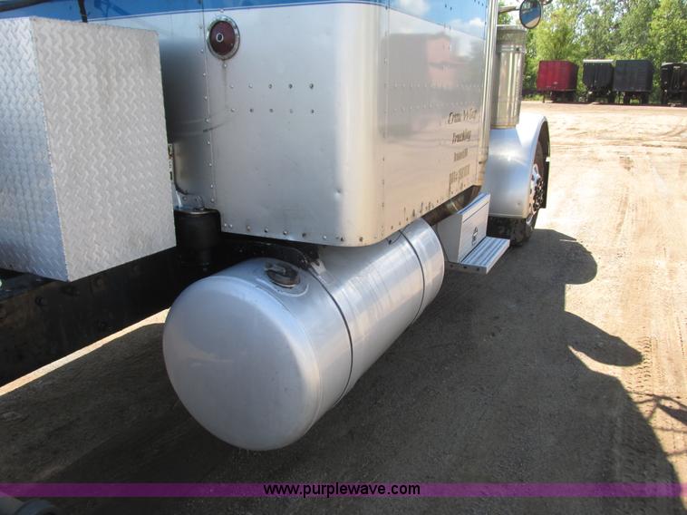 image for item K4157 2000 Peterbilt 379 semi truck