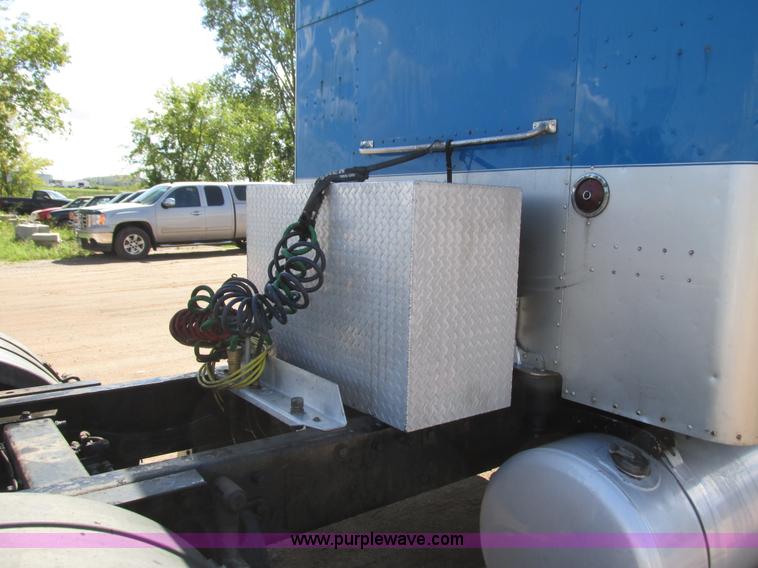 image for item K4157 2000 Peterbilt 379 semi truck