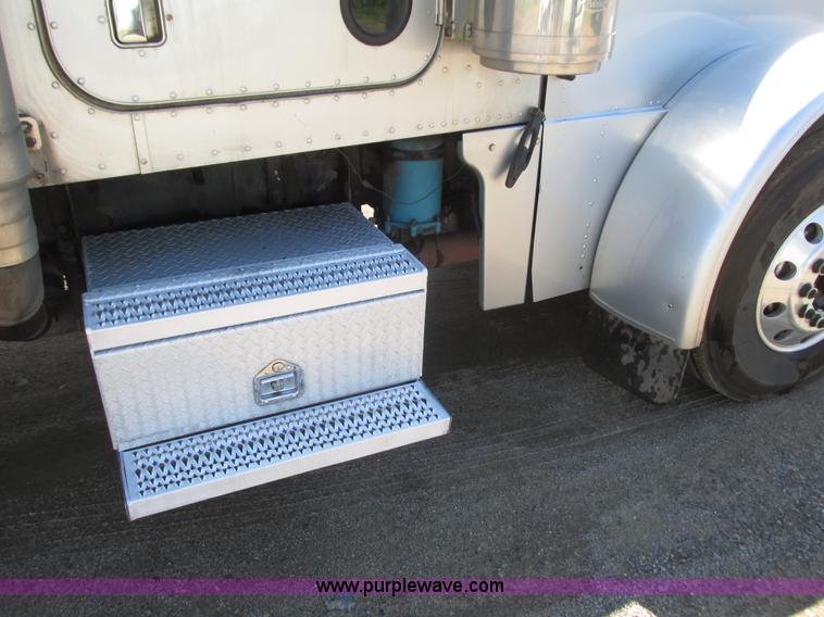 image for item K4157 2000 Peterbilt 379 semi truck