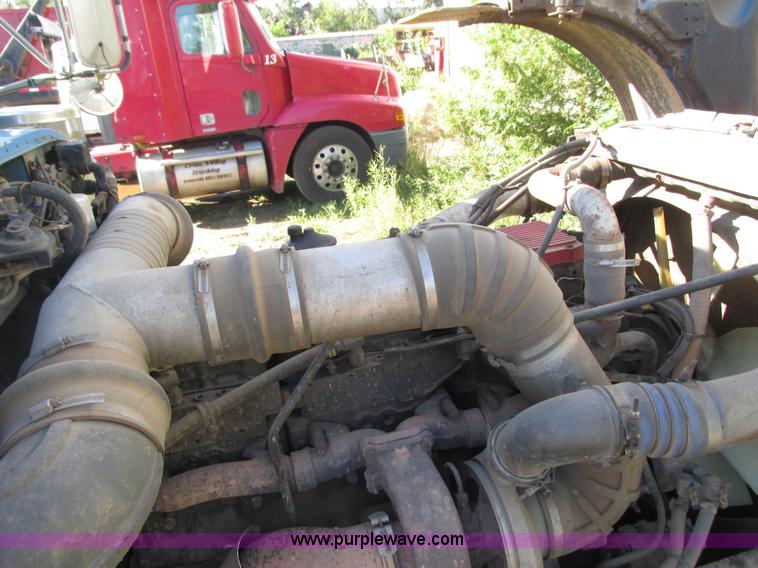 image for item K4157 2000 Peterbilt 379 semi truck