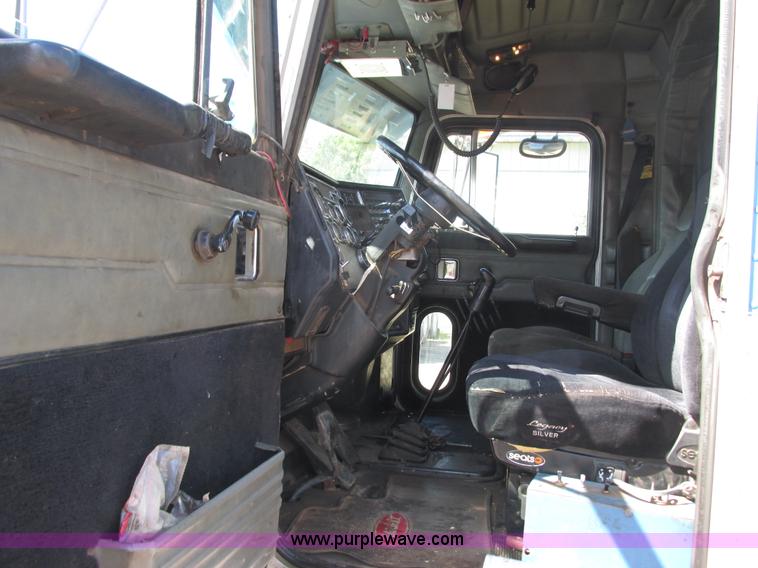 image for item K4157 2000 Peterbilt 379 semi truck