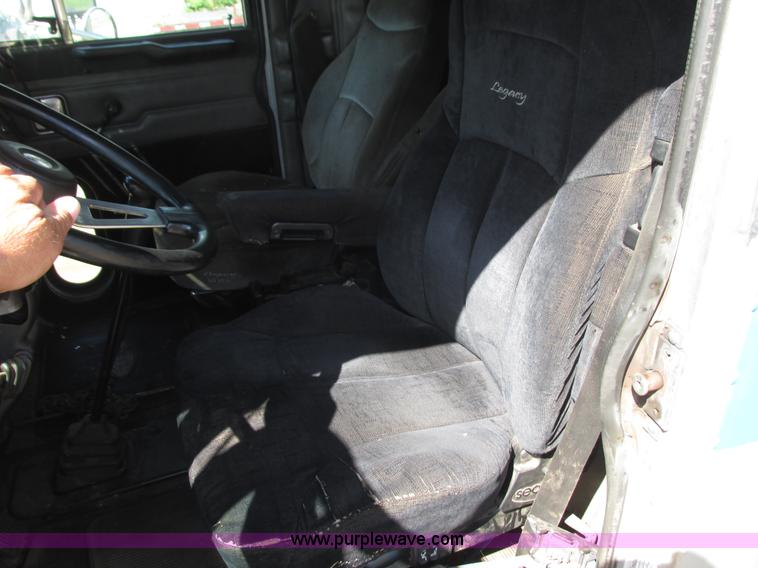 image for item K4157 2000 Peterbilt 379 semi truck