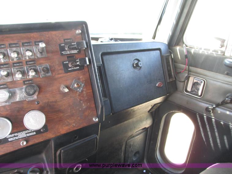 image for item K4157 2000 Peterbilt 379 semi truck