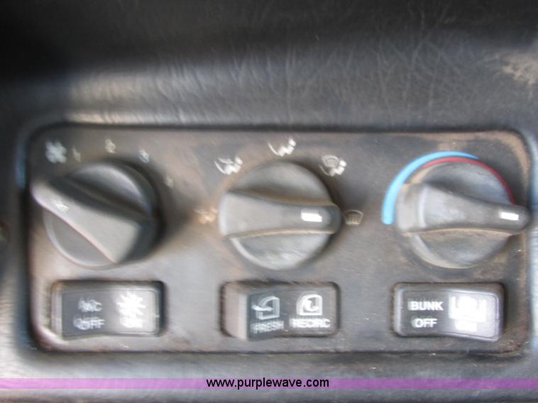 image for item K4157 2000 Peterbilt 379 semi truck