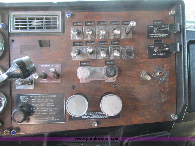 image for item K4157 2000 Peterbilt 379 semi truck