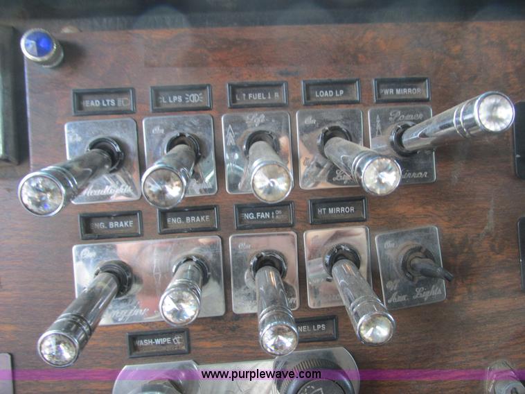 image for item K4157 2000 Peterbilt 379 semi truck