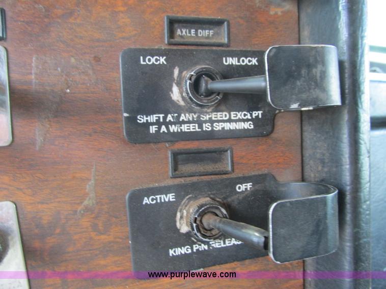 image for item K4157 2000 Peterbilt 379 semi truck