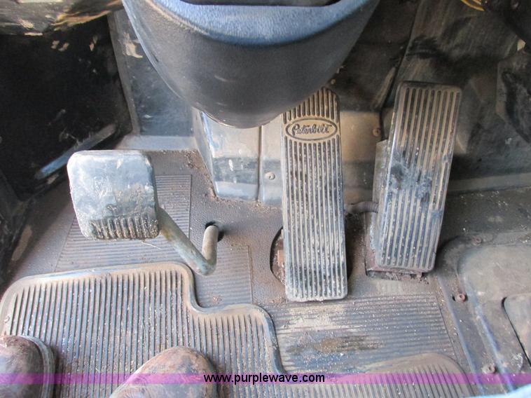 image for item K4157 2000 Peterbilt 379 semi truck