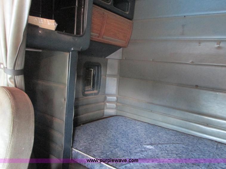 image for item K4157 2000 Peterbilt 379 semi truck