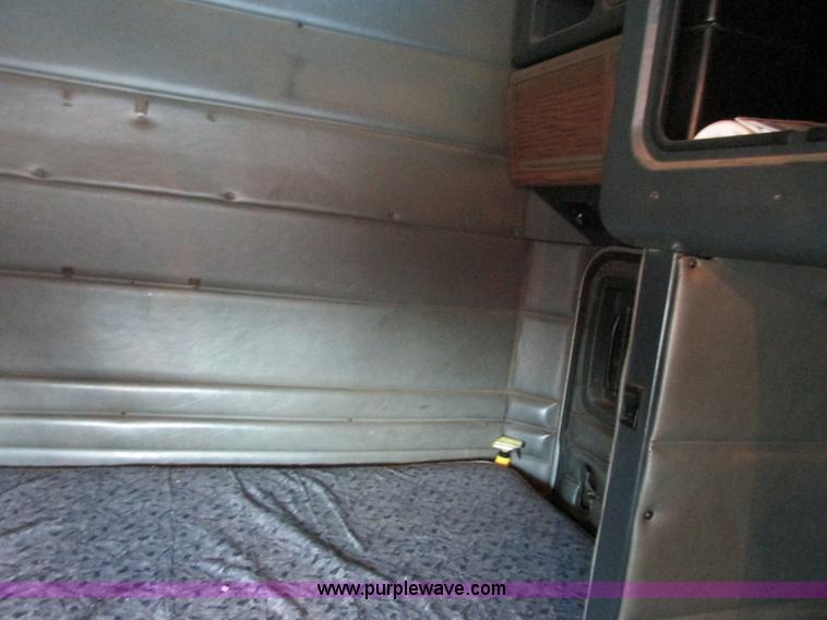 image for item K4157 2000 Peterbilt 379 semi truck